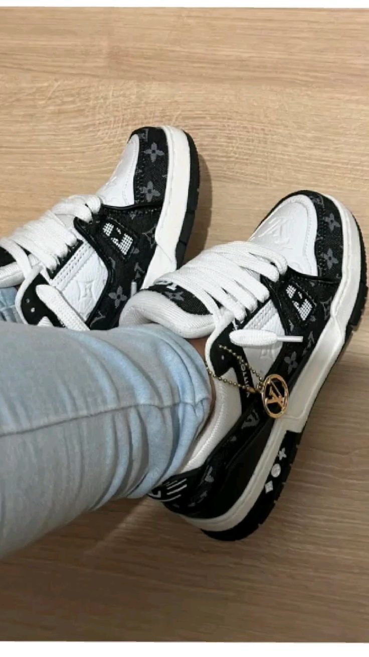 LV Trainer Blk