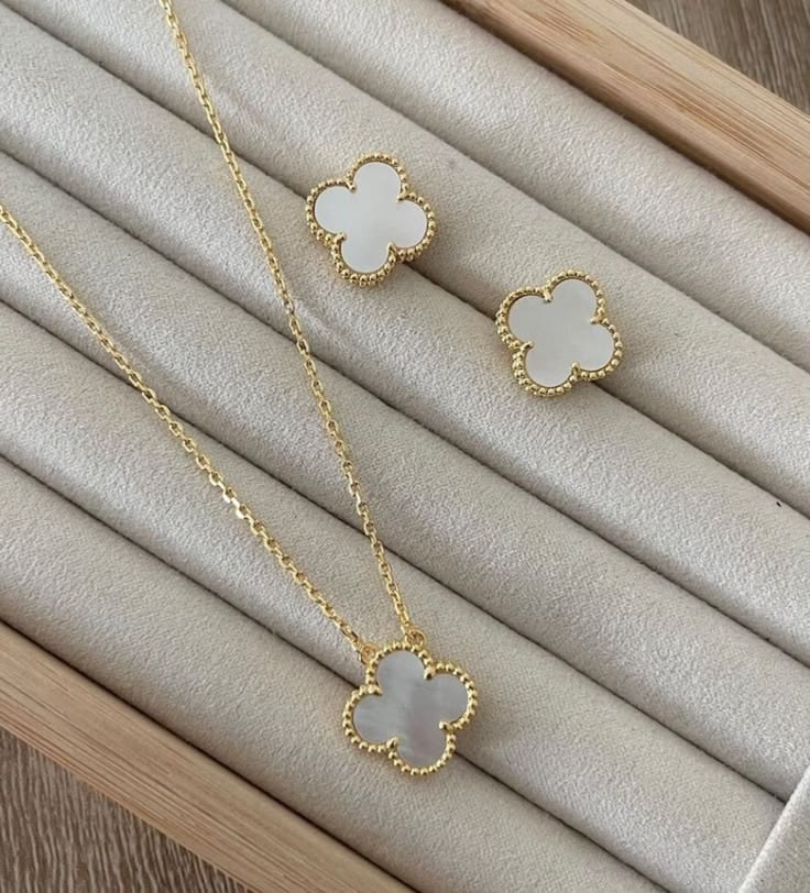Single Clover White Necklace